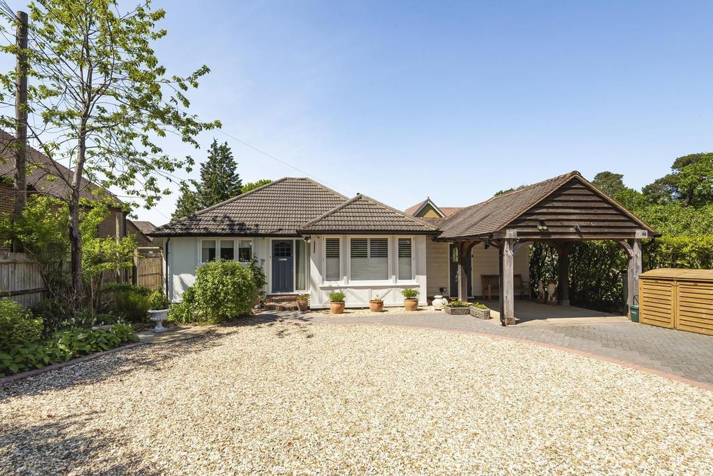 Boundstone Road, Wrecclesham, Farnham, GU10 3 bed detached bungalow £