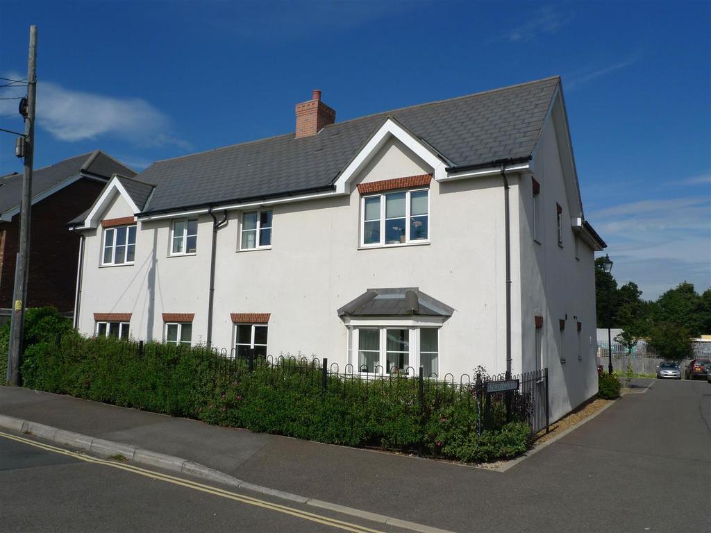 Gordon Road, Haywards Heath 2 bed flat £850 pcm (£196 pw)