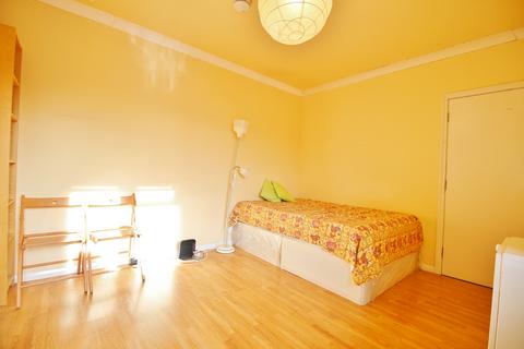 Studio to rent, North End Road, Golders Green NW11