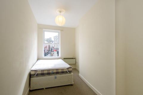 3 bedroom flat to rent, The Triangle, Triangle
