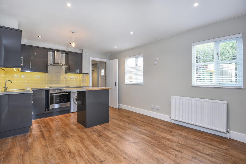 12 High Street, Tenterden, Kent TN30 6AP 2 bed apartment to rent £