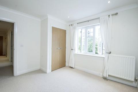 3 bedroom apartment to rent, Burleigh Mansions, Walton on Thames.