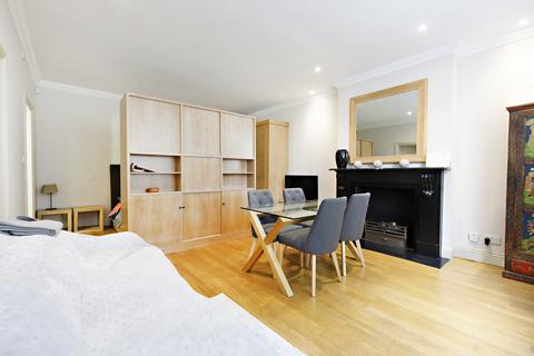 Studio to rent, Ennismore Gardens, Knightsbridge SW7