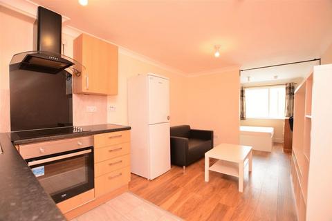 Studio to rent, High Street, Slough