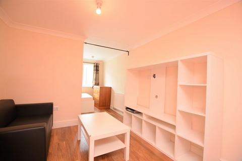 Studio to rent, High Street, Slough