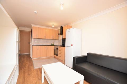 Studio to rent, High Street, Slough