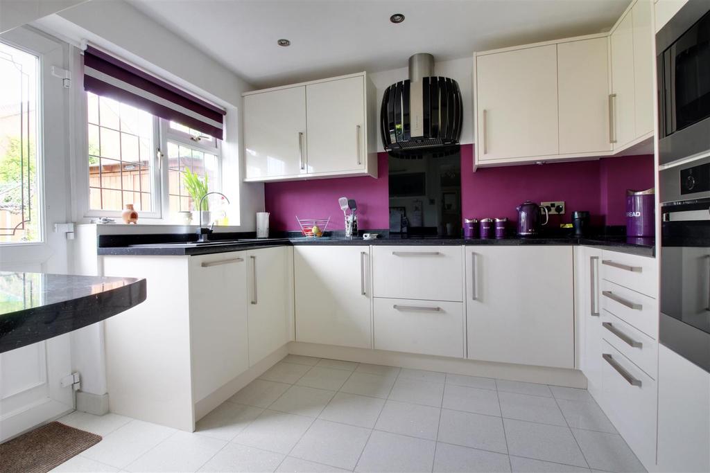Blackdale, Cheshunt 3 bed semidetached house £450,000