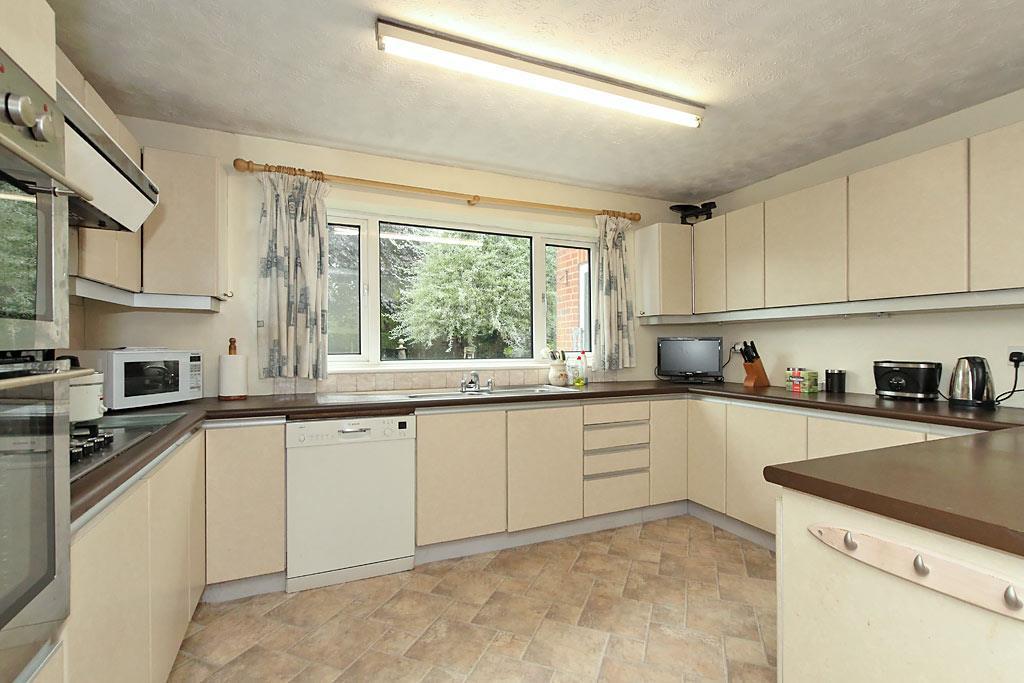 Homewood Avenue, Sittingbourne 4 bed detached house £450,000