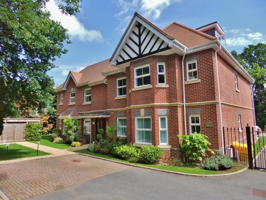 Tudor Court, Windlesham 2 bed ground floor flat £1,295 pcm (£299 pw)
