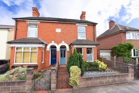 3 bedroom semi-detached house to rent, York Road, Farnborough, GU14