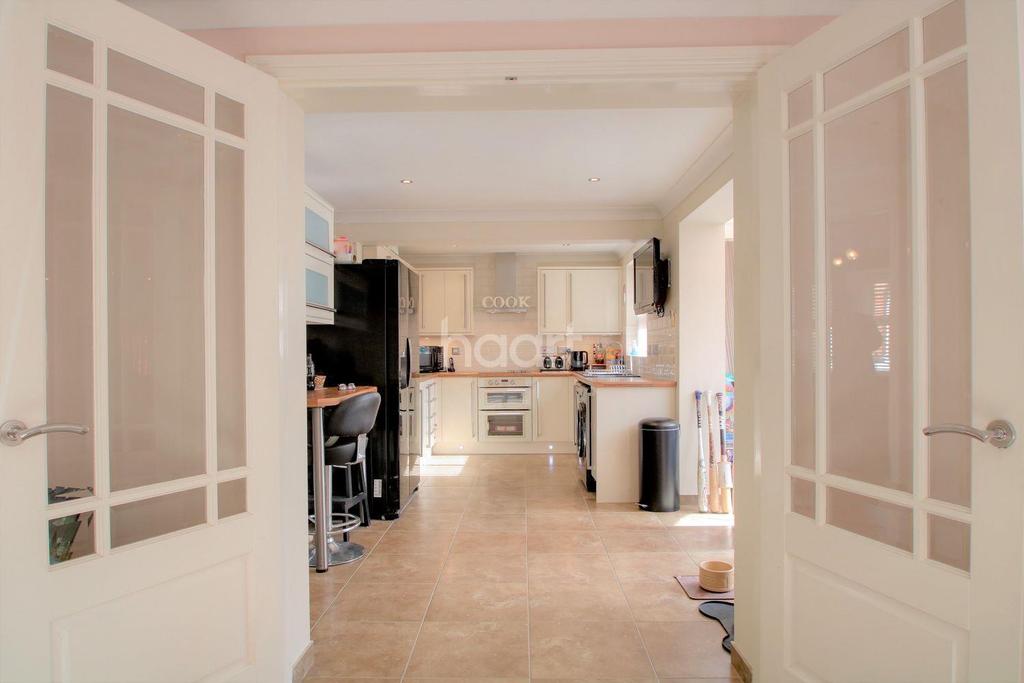 Northampton Grove, Langdon Hills 3 bed detached house £425,000