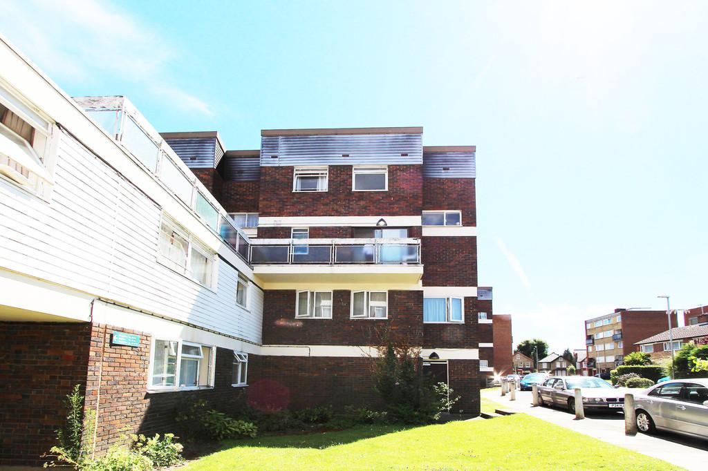 Charnwood Close, New Malden 3 bed flat £1,700 pcm (£392 pw)