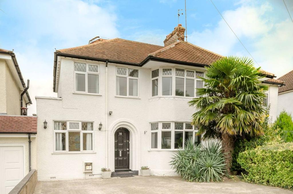 Gallants Farm Road, East EN4 5 bed semidetached house £2,200