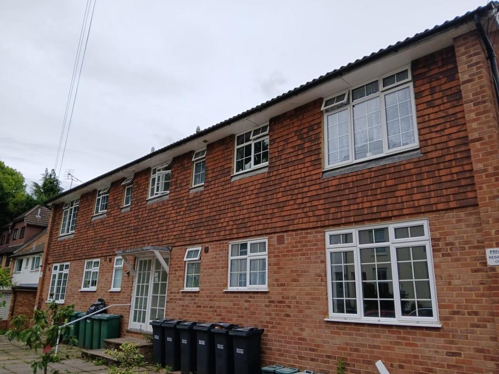 Garibaldi Road, Redhill 1 bed apartment £1,100 pcm (£254 pw)