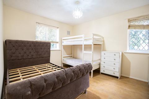 1 bedroom semi-detached house to rent, Hawthorn Close, Hounslow