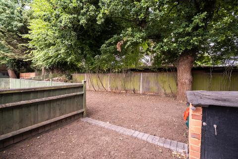 1 bedroom semi-detached house to rent, Hawthorn Close, Hounslow