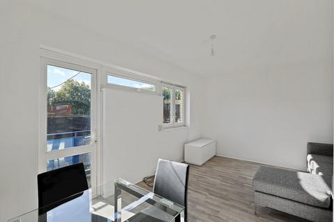 3 bedroom maisonette to rent, Burbage Close, Bermondsey