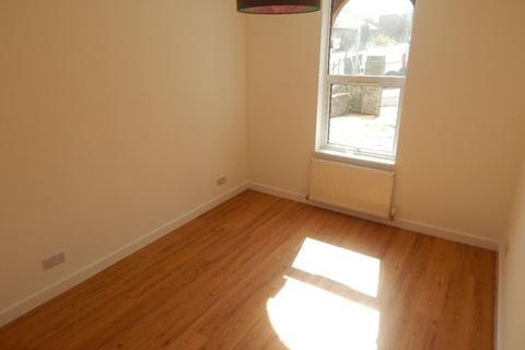 2 bedroom flat to rent, Priory Hill