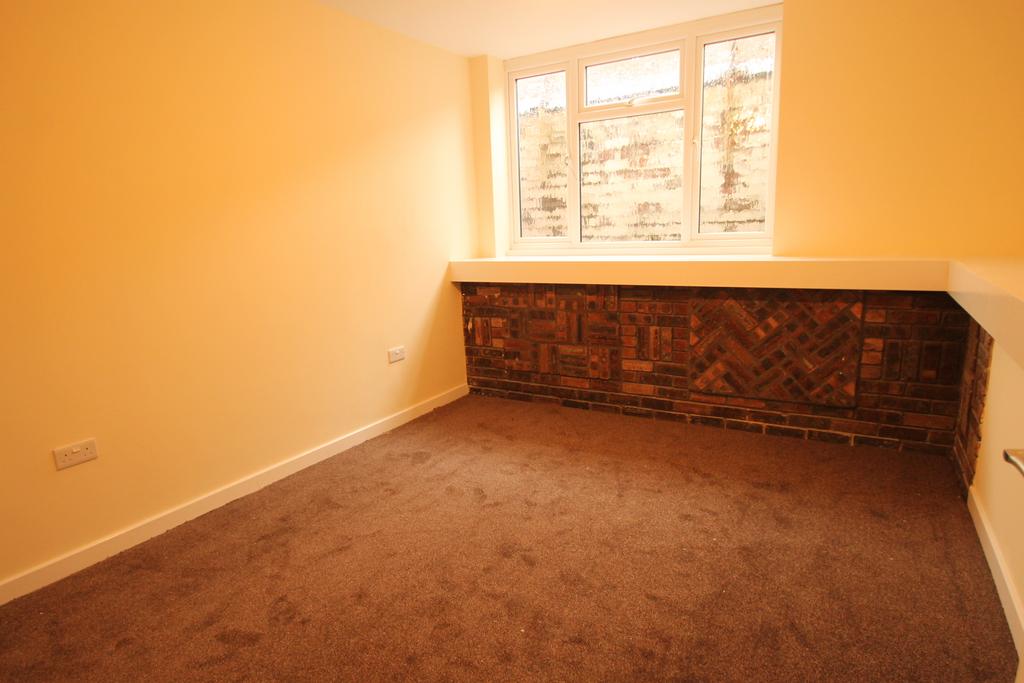 Rutland Road, Bearwood 2 bed flat to rent £725 pcm (£167 pw)