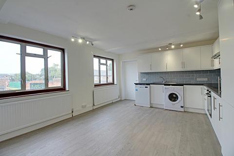 2 bedroom flat to rent - The Parade, Bourne End, SL8 5SY