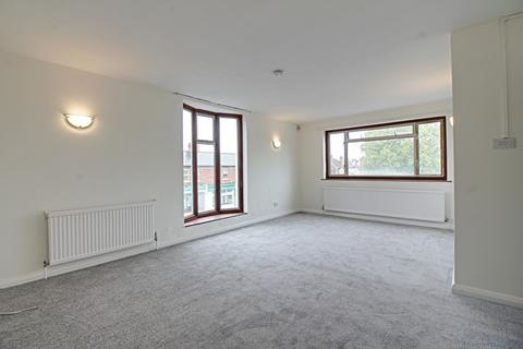 2 bedroom flat to rent, The Parade, Bourne End, SL8 5SY