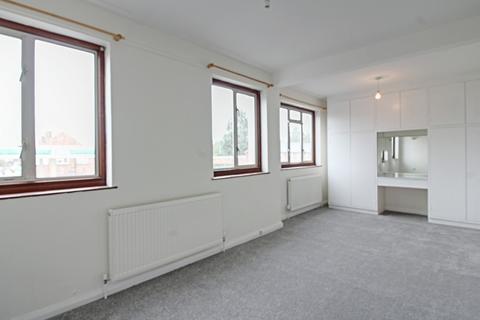 2 bedroom flat to rent, The Parade, Bourne End, SL8 5SY