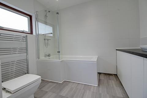 2 bedroom flat to rent, The Parade, Bourne End, SL8 5SY
