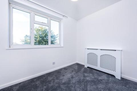 3 bedroom flat to rent, Gloucester Road, KT1