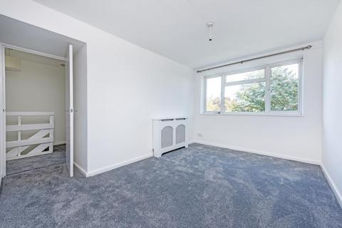 3 bedroom flat to rent, Gloucester Road, KT1