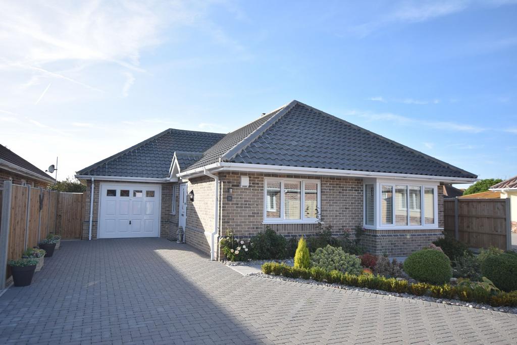 Gainsford Gardens, ClactononSea 3 bed detached bungalow for sale £