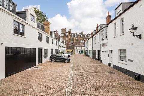 4 bedroom detached house to rent, Pont Street Mews, London, SW1X