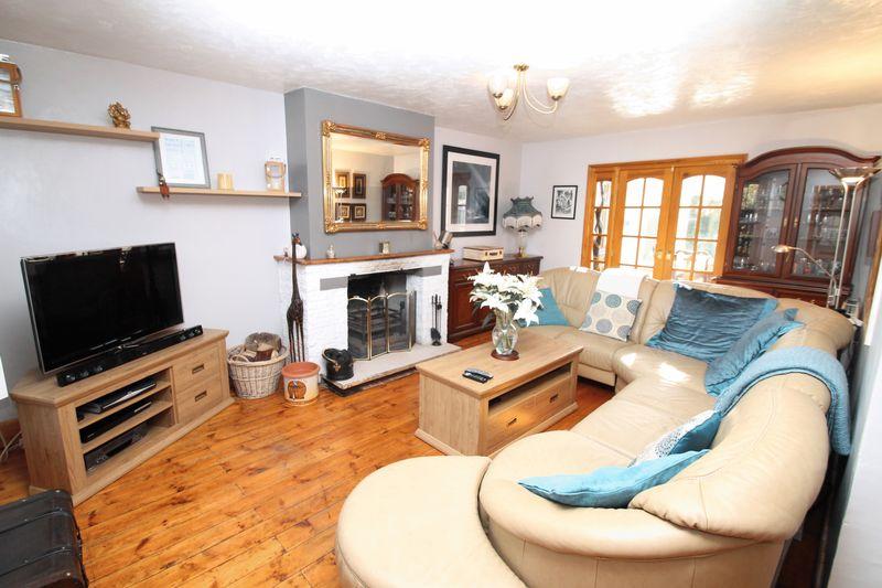 Canterbury Road, Hawkinge, CT18 3 bed semidetached house £315,000