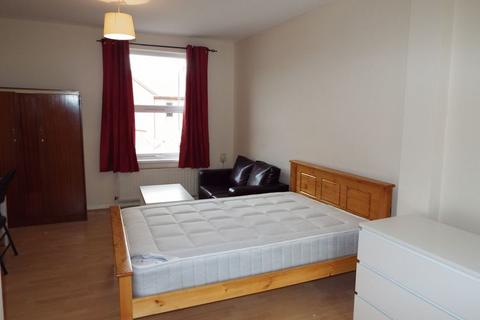 Studio to rent, Bristol Road, Selly Oak, Birmingham, B29 6NA