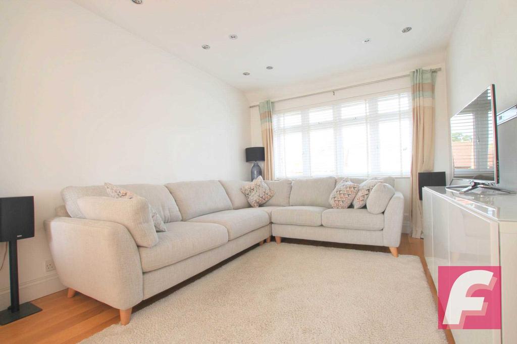 Penrose Avenue, Carpenders Park 2 bed semidetached bungalow £465,000