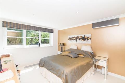 undefined, Surrey Close, Finchley, N3