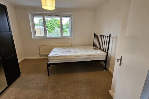 1 bedroom flat to rent, CRIEFF COURT, TEDDINGTON NEAR BR STATION