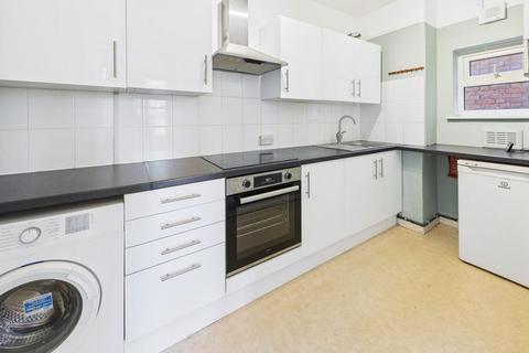 Studio to rent, St Augustines Avenue, South Croydon