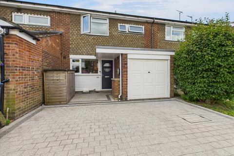 26 Barnmead, Haywards Heath, RH16 1UZ