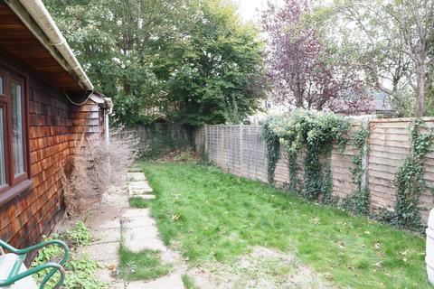 2 bedroom bungalow to rent - Hawthorn Gardens, Reading, RG2 7NA