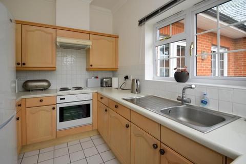 2 bedroom apartment to rent, Knights Place, Windsor