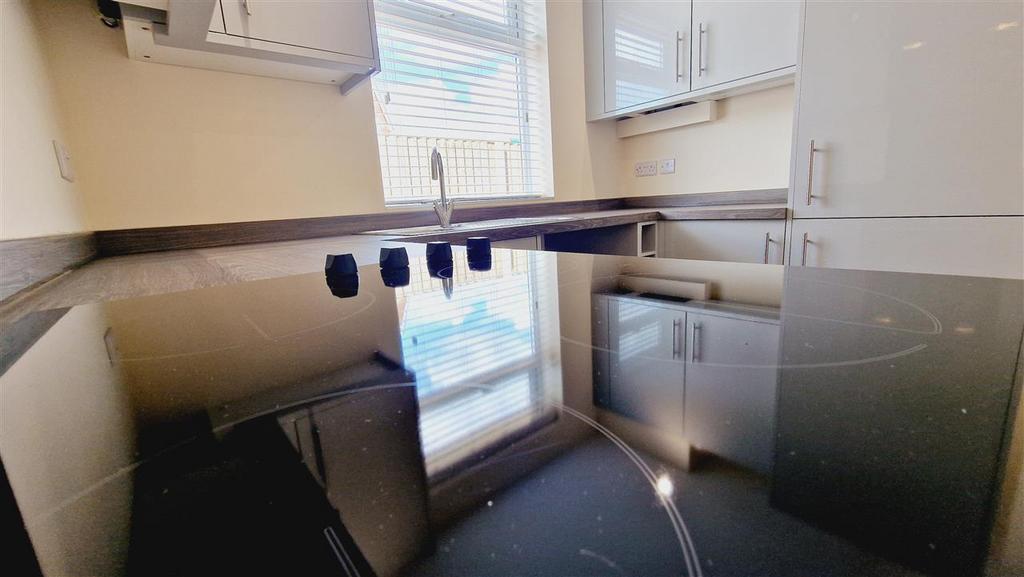 Kitchen photo three