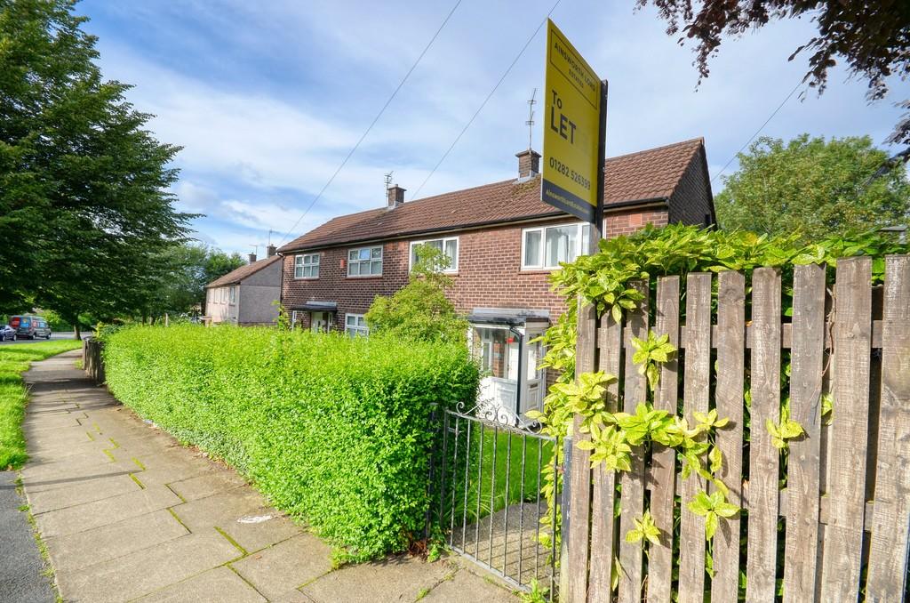 Dunoon Drive, Shadsworth, Blackburn 2 bed semidetached house £550