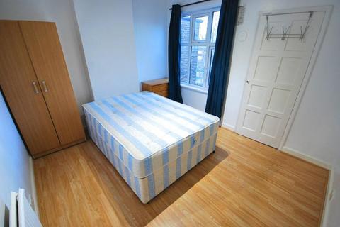 3 bedroom flat to rent, WESTERN AVENUE, ACTON, LONDON, W3 7TZ