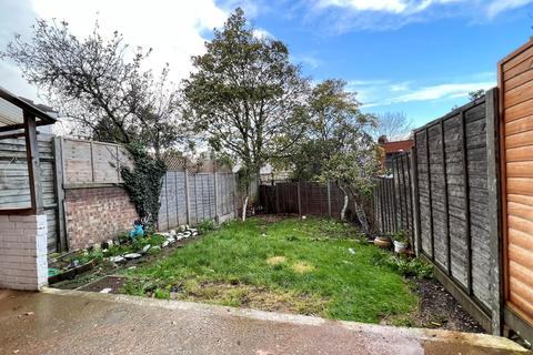 3 bedroom terraced house to rent - Pevensey Avenue, London, N11