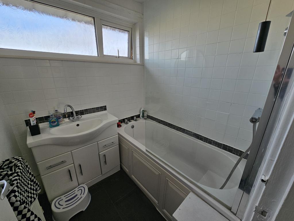 https://media.onthemarket.com/properties/5758172/1519143995/image-9-1024x1024.jpg