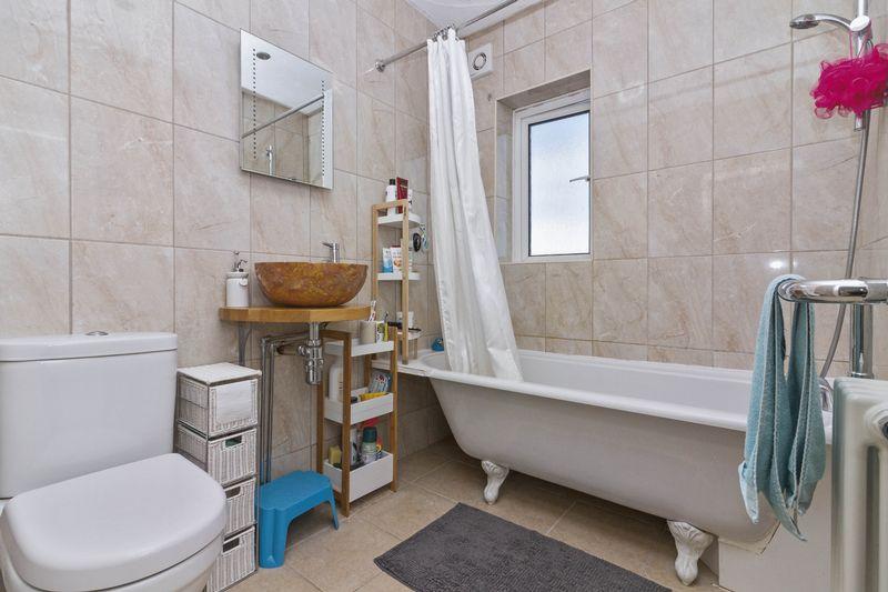 Wembley Avenue, Lancing 3 bed terraced house £1,200 pcm (£277 pw)