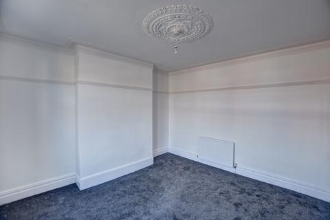 2 bedroom flat to rent, Sea Road, Fulwell