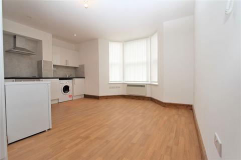 Studio to rent, High Road, Wood Green N22