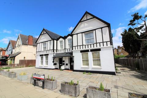 Studio to rent, Station Road, Winchmore Hill, N21