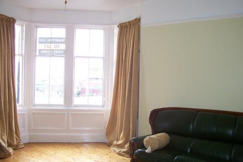 2 bedroom flat to rent, Beatty Crescent, Kirkcaldy